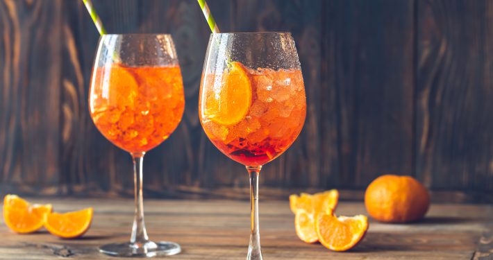 poháre Aperol Spritz so slamkou