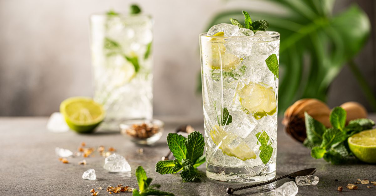 Mojito drink s limetkou a mätou