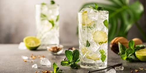 Mojito drink s limetkou a mätou