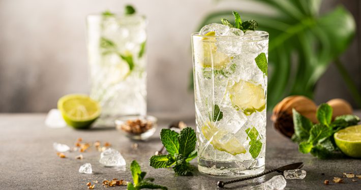 Mojito drink s limetkou a mätou