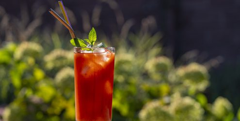 Krvavá Mary cocktail s ľadom a mätou