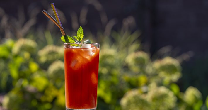 Krvavá Mary cocktail s ľadom a mätou